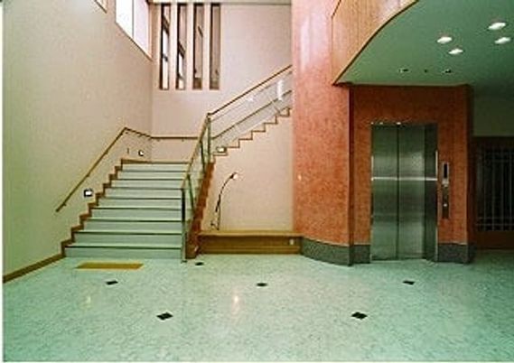 階段とエレベーターの内観