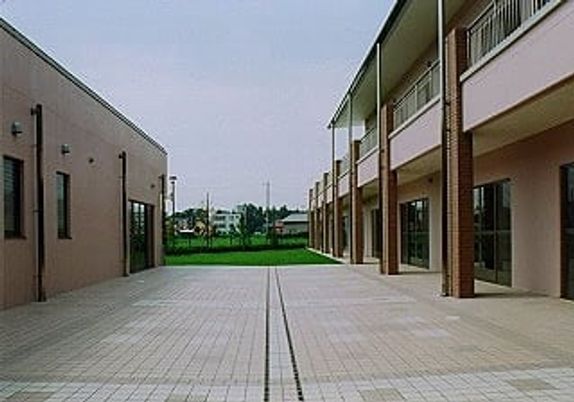 広い敷地の外観