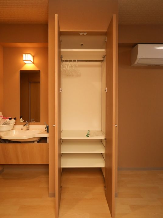 整頓された居室のクローゼット