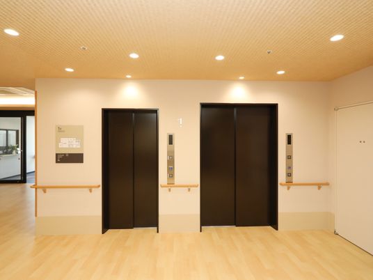 廊下の綺麗なエレベーター