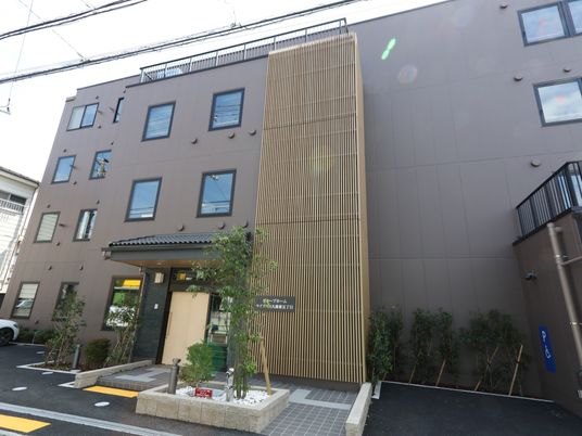 モダンな建物のエントランス