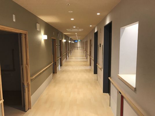 長い廊下と部屋の扉