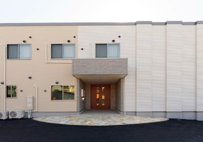 落ち着いたエントランス外観