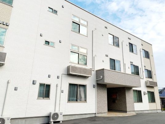 明るく清潔な働き場外観