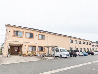 明るい外観の建物