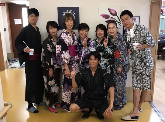 浴衣を着た集合写真