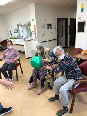 植物の手入れをする人々