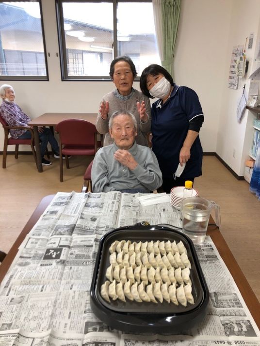 ベンチでくつろぐ高齢者たち
