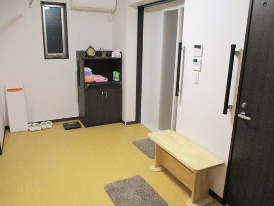 清潔な室内のエントランス