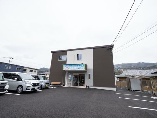 茶色の建物の外観