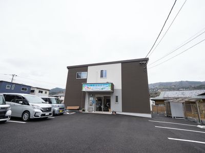 茶色の建物の外観