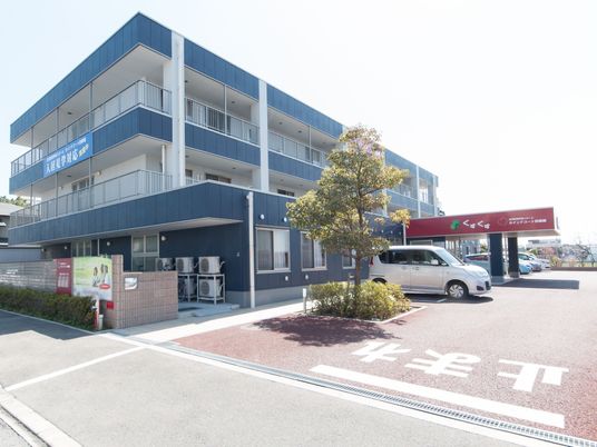 青い建物の明るい外観
