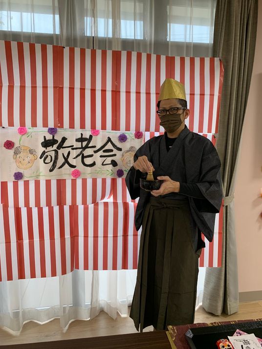 和装姿の人物と掲示物