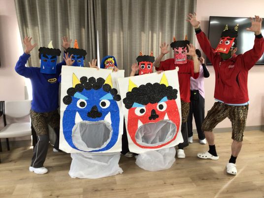 節分イベント楽しむ人々