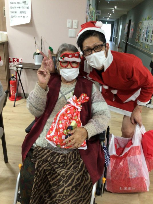 クリスマスの衣装を着た人