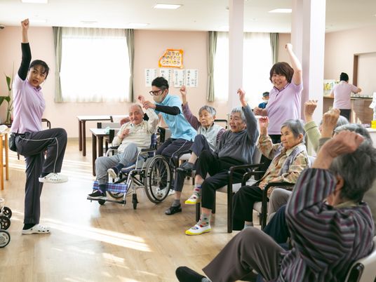 介護の現場で体操指導する風景