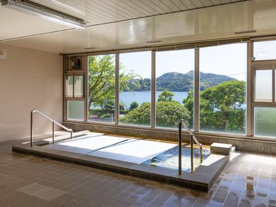 湖を望む明るい浴室