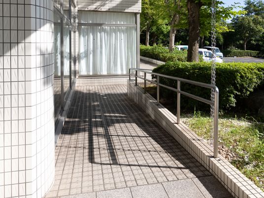 明るい通路と手すり
