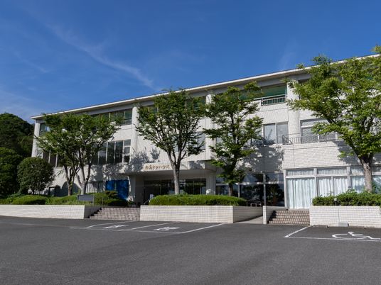 清潔感のある建物エントランス