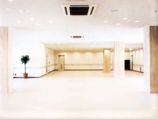 広々とした明るいラウンジ