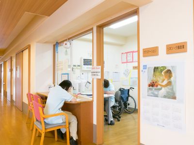 スタッフと廊下の風景