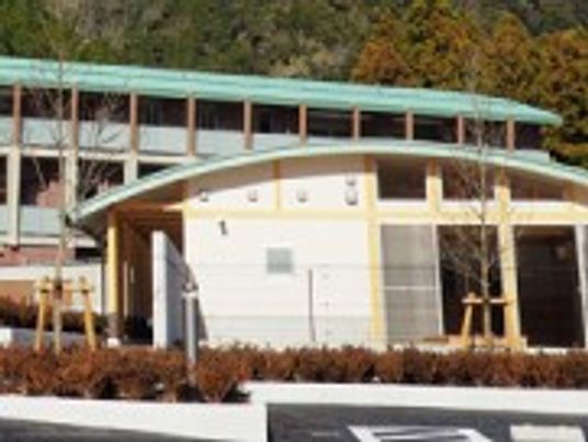山間の建物外観