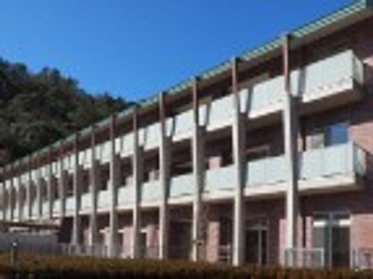 開放的な建物外観