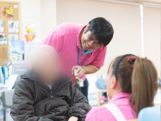 笑顔のスタッフが対応する居室