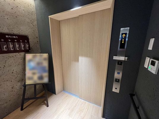 スタイリッシュなエレベーター
