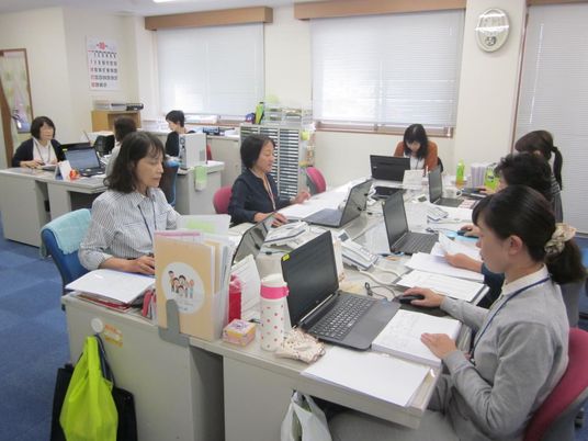 仕事に励むスタッフの様子