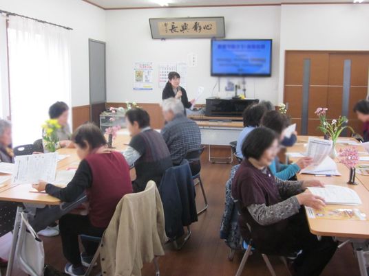 講義を受ける人々のラウンジ