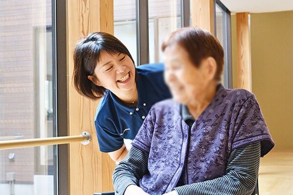 笑顔のスタッフと利用者の様子