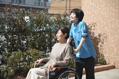 車椅子での利用者の介助風景