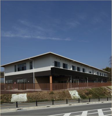広がる建物の外観