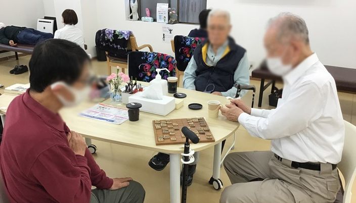 談笑するテーブル