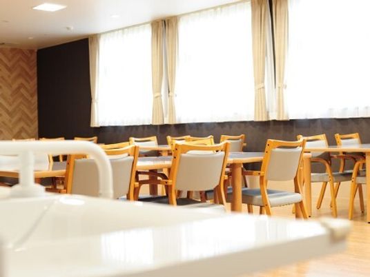 明るい食堂の光景