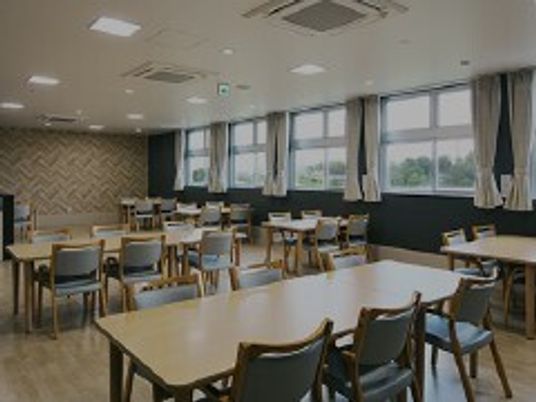 広々とした明るい食堂