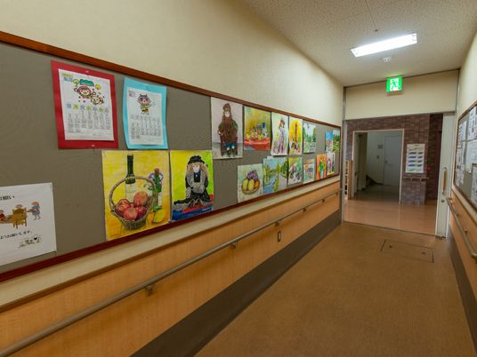 カラフルな掲示物の廊下
