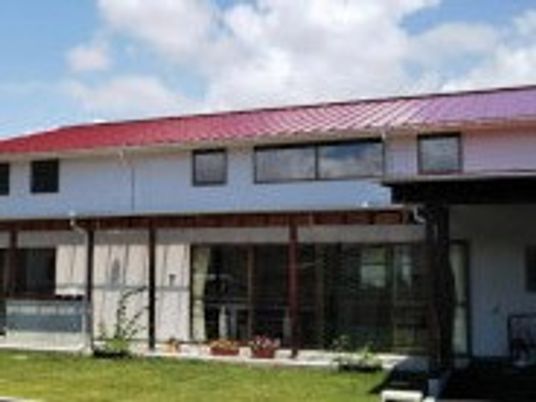 赤い屋根の外観