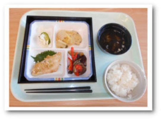 居室の中の手の込んだ料理