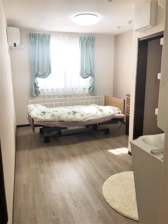 明るい個室の居室