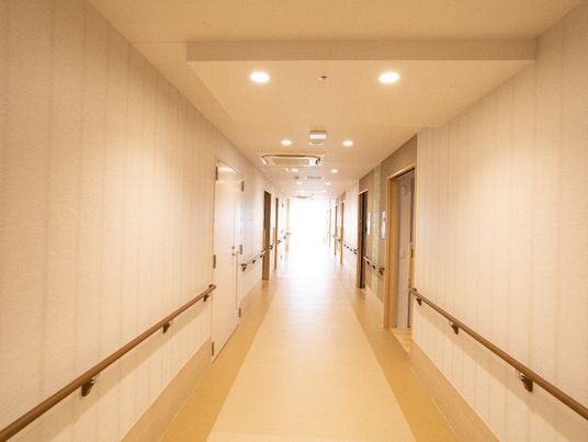明るく清潔な廊下