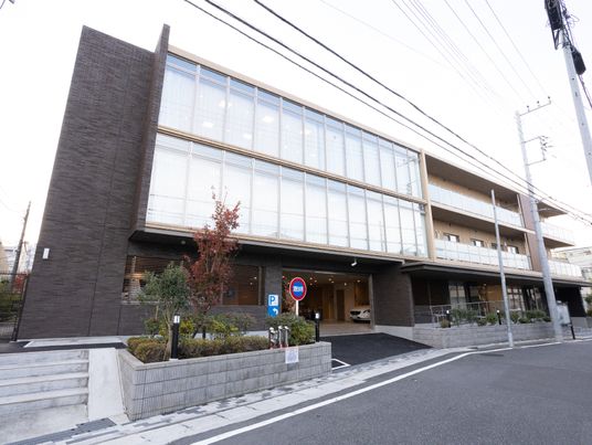 明るい建物の外観