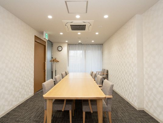 会議用テーブルのある部屋