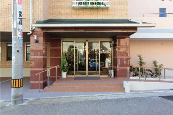 ゆったりした建物エントランス