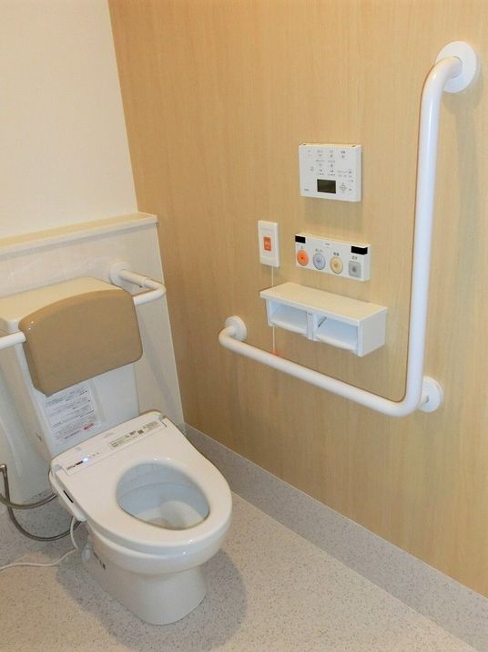 手すり付きの清潔なトイレ