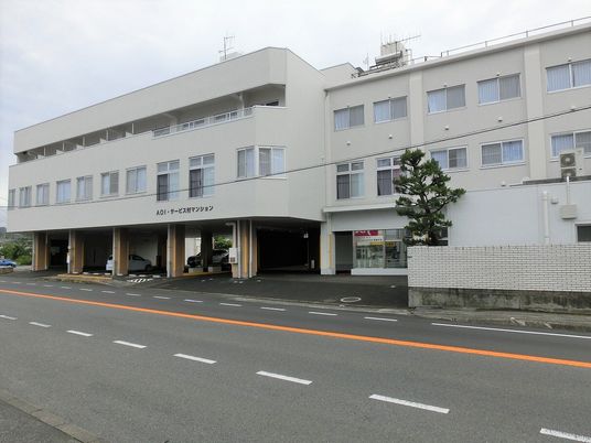 清潔感のある外観のビル