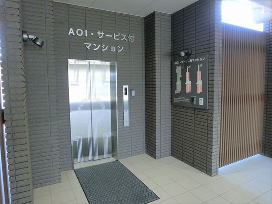 エレベーター前の廊下と案内板