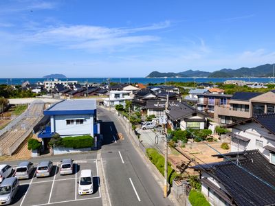 海を望む町並みの風景