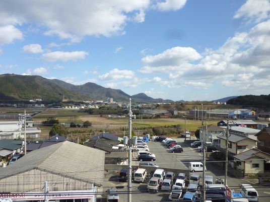 広がる青空と山々の景観